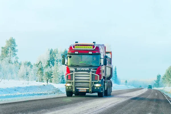 Camión en carretera en Rovaniemi invierno Laponia — Foto de Stock