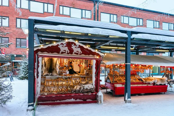 Straat marktkraam met traditionele souvenirs bij winter Rovaniemi — Stockfoto