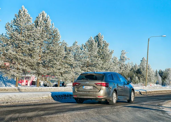 Kış Rovaniemi, Finlandiya road arabaya — Stok fotoğraf