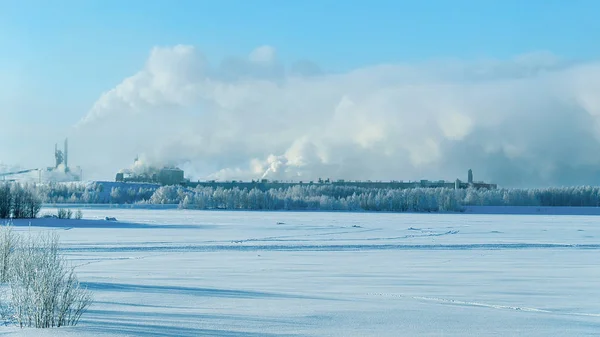 Fabrikschornstein und Dampf in der Winterlandschaft in Lappland — Stockfoto