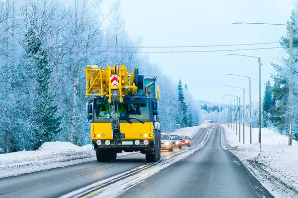 Kış Rovaniemi de yol kaldırma Vinçli kamyon
