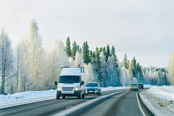 Minivan y coches en carretera en invierno Rovaniemi — Foto de Stock