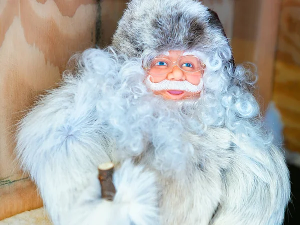 Jultomten i ren päls hud på vintern Rovaniemi — Stockfoto