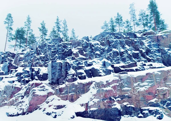 Floresta nevada em estrada de inverno Rovaniemi — Fotografia de Stock