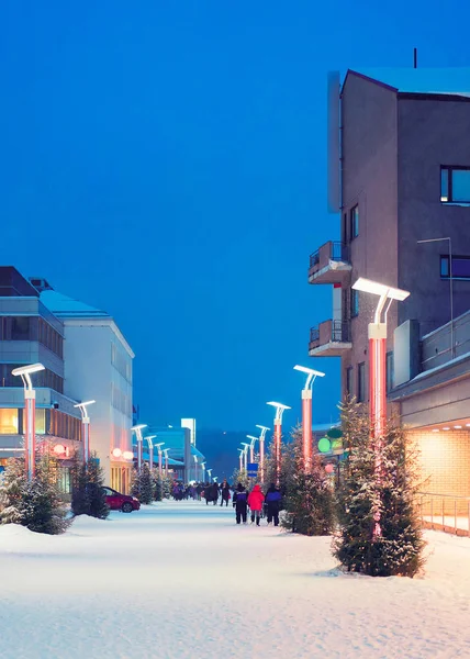 Turistas en la Plaza Lordi en invierno Rovaniemi en la noche — Foto de Stock