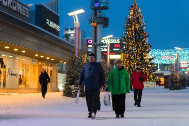 Lordi Meydanı'nda insanlar geceleri kışın Rovaniemi