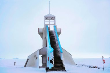 Deniz feneri Baltık Denizi kış Oulu adımları ile