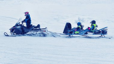 Kar arabası ve çocuk taşıma kışın Rovaniemi kişini