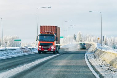 Kış Rovaniemi yolda kamyon