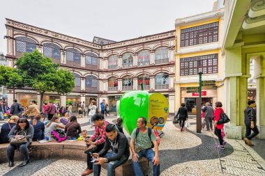 İnsanlar rahatlatıcı Macao Arata meydanında