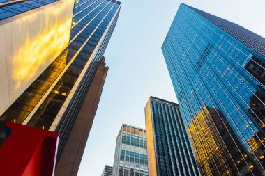 Yansıma cam Nyc Manhattan gökdelenler manzaralı tabandan