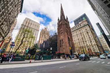 Turistler ve trafik ve Trinity Kilisesi Manhattan Nyc