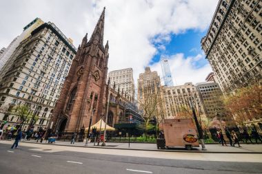 Turistler trafik ve Trinity Kilisesi Manhattan NYC