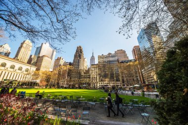 Yeşil çim ve gökdelenler Bryant Park Nyc bakarak turist