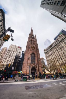 Trinity Kilisesi Manhattan ve turistler Nyc ile sokak