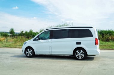 Zürih İsviçre AB yolu üzerinde minibüs