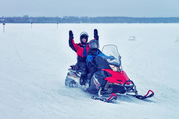 Άνδρας και γυναίκα βόλτα με snowmobile χειμώνα Ροβανιέμι — Φωτογραφία Αρχείου