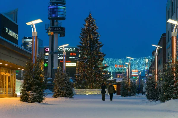 Lordi Meydanı'nda insanlar geceleri kışın Rovaniemi