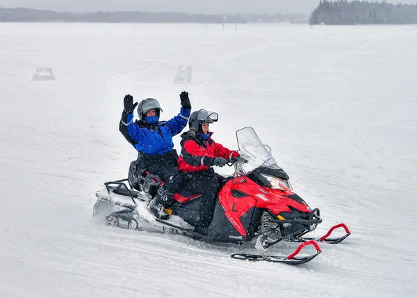 Mulher e homem passeio no inverno snowmobile Rovaniemi — Fotografia de Stock