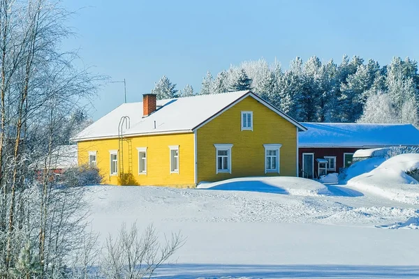 Vakantiehuis in de winter landschap in Lapland zonnige dag — Stockfoto