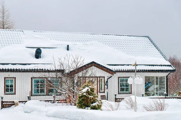 Cottage no campo de inverno na Lapônia — Fotografia de Stock