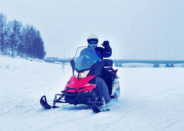 Homem montando snowmobile no lago congelado no inverno Rovaniemi — Fotografia de Stock