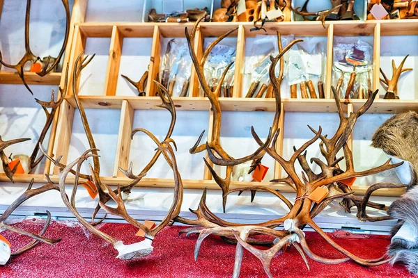 Trhu prodejní stánek s sobů rohů v zimě Rovaniemi — Stock fotografie