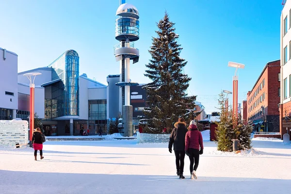 İnsanlar ve kış Rovaniemi Lordi meydanda — Stok fotoğraf