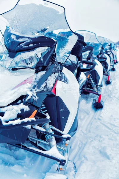 Motos de nieve en el lago congelado en invierno Rovaniemi —  Fotos de Stock