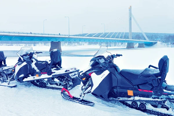 Kış Rovaniemi, donmuş gölde kar motosikletleri — Stok fotoğraf