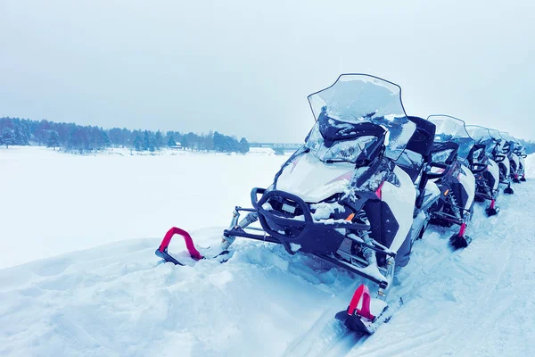 Donmuş gölde kış Rovaniemi içinde kar motosikletleri — Stok fotoğraf
