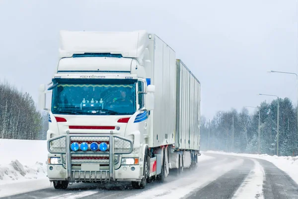 Camión en carretera de invierno Rovaniemi — Foto de Stock
