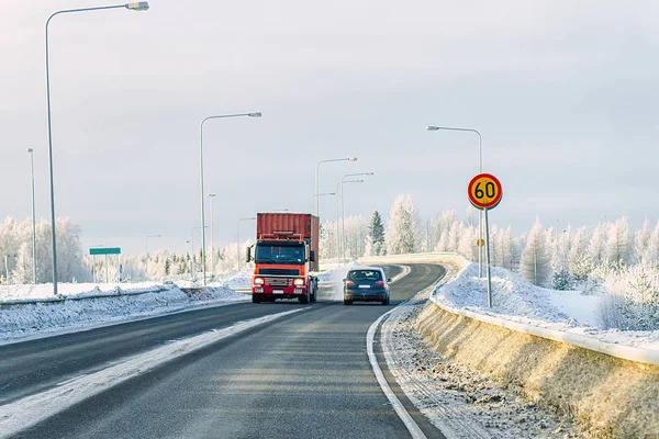 Camión en carretera de invierno Rovaniemi — Foto de Stock