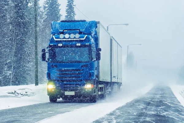 Van en el camino del invierno Rovaniemi — Foto de Stock