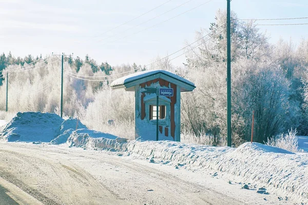 Paragem de ônibus de madeira no campo de inverno na Lapônia — Fotografia de Stock