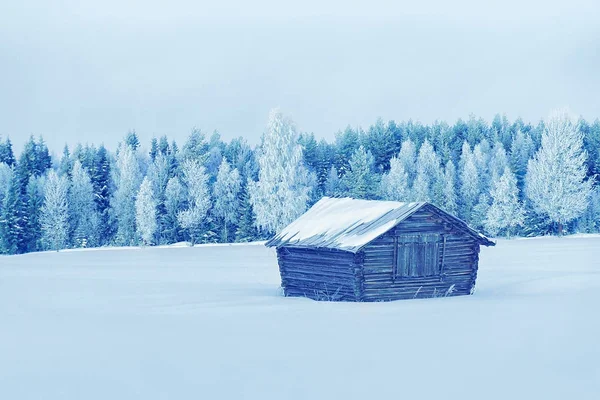 Cobertizo de madera en el campo de invierno en Laponia — Foto de Stock