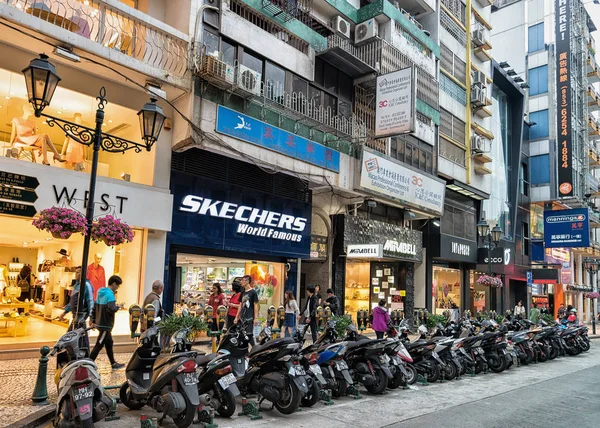 Personas y Motos en el centro de Macao centro comercial — Foto de Stock