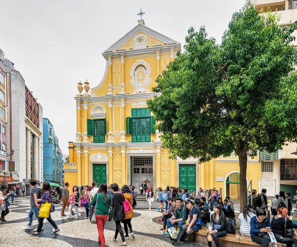 İnsanlar Macao Arata meydanında Dominic Kilisesi — Stok fotoğraf