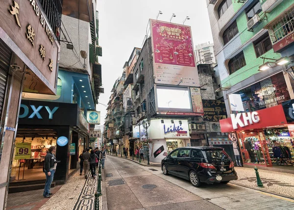 Personnes au centre-ville dans le centre commercial de Macao — Photo