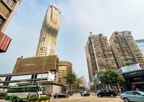 Rue avec personnes et Casino Grand Lisboa à Macao — Photo