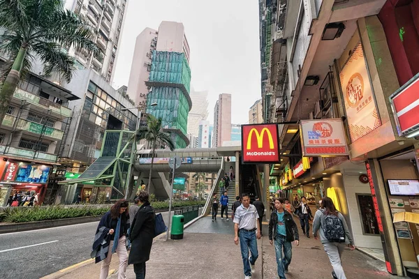 Tourists in downtown in shopping center in Macao — Stock Photo, Image