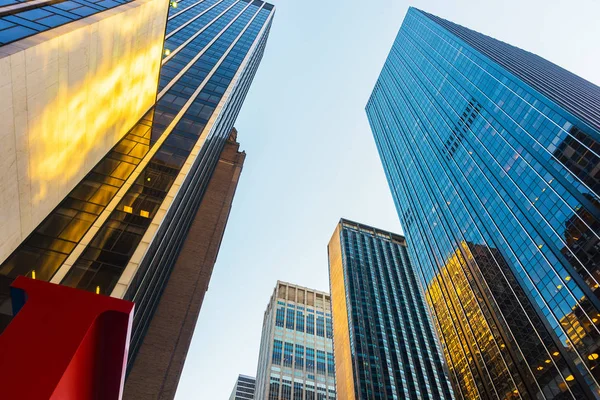 Yansıma cam Nyc Manhattan gökdelenler manzaralı tabandan