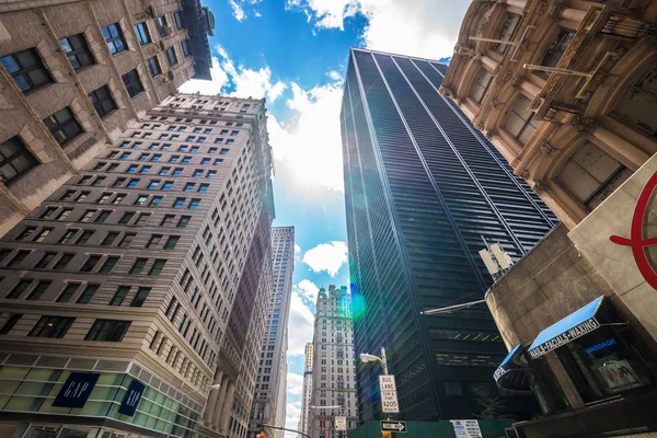 Vista de baixo para cima para arranha-céus de Manhattan NYC — Fotografia de Stock