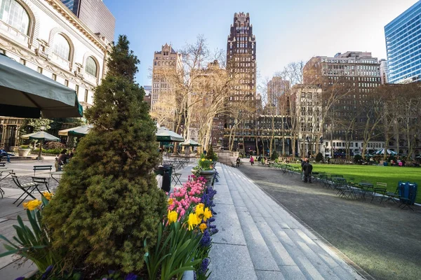 Plantas verdes y rascacielos en Bryant Park NYC —  Fotos de Stock