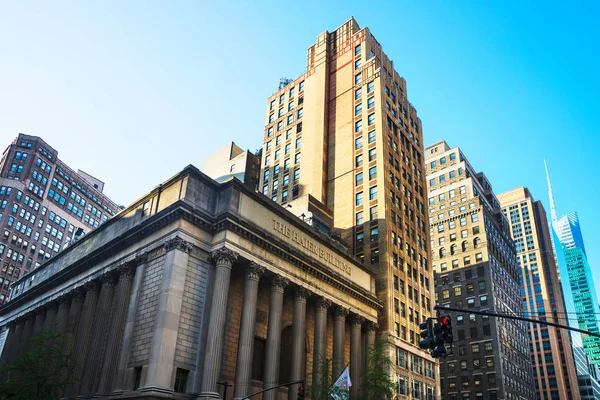 纽约曼哈顿中城的格林威治储蓄银行 — 图库照片