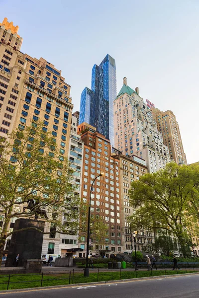 Midtown Manhattan wolkenkrabbers in Central Park South Nyc — Stockfoto