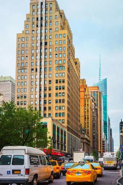 Weg uitzicht op de wolkenkrabbers in Midtown Manhattan Nyc — Stockfoto