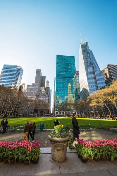 Skyline con grattacieli e turisti a Bryant Park NYC — Foto Stock