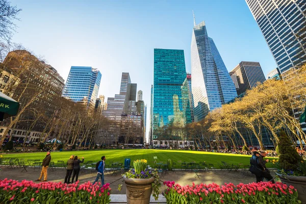 Skyline con grattacieli e turisti di Bryant Park NYC — Foto Stock