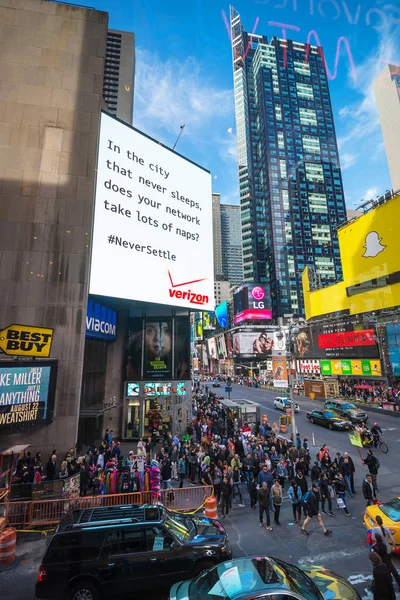 Turistas cruzan calle en Times Square en Nueva York —  Fotos de Stock